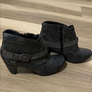 Mustang size 40 /9 Women's dark Gray Ankle Boots lots of detail